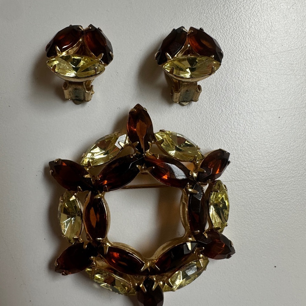 Vintage yellow and root beer rhinestone brooch set - Picture 3 of 7
